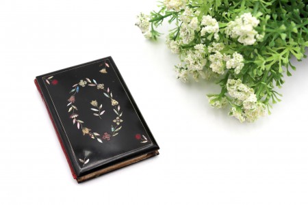Bloco de notas com capa em madeira pintada e pintura de elementos florais 